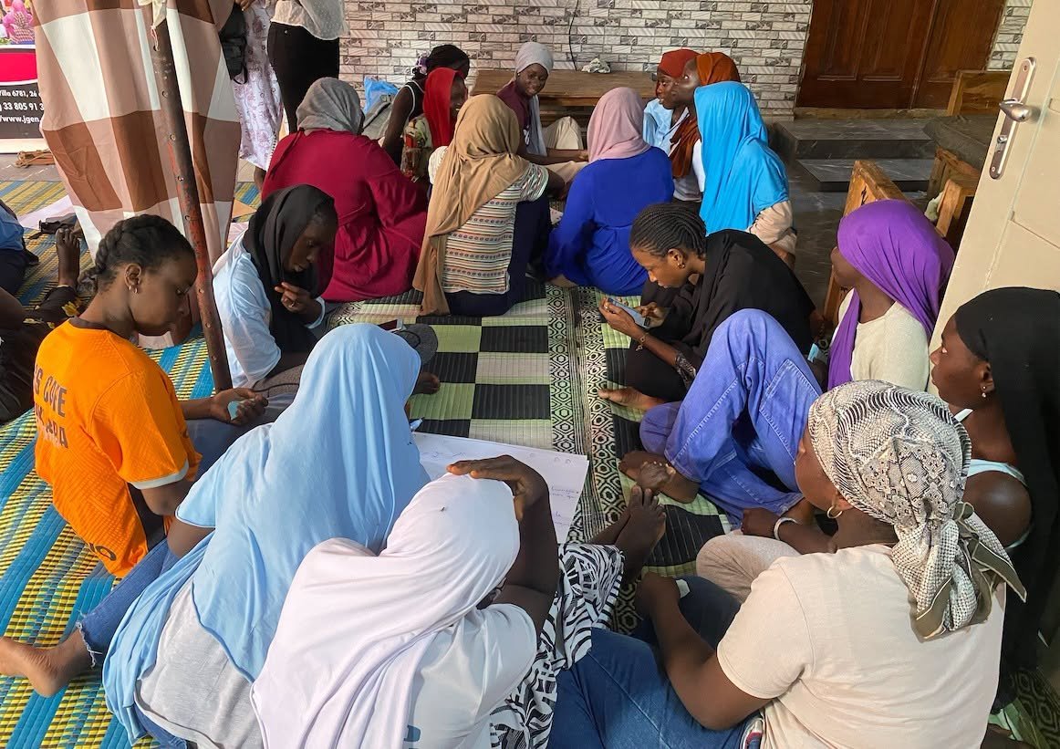 Cercle de sororité réunissant des adolescentes et de jeunes femmes à Yoff
